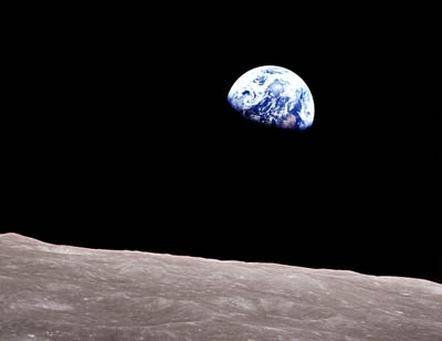 Esta icnica imagen de la Tierra elevndose sobre la superficie de la <a
  href="/earth/moons_and_rings.html&lang=sp&dev=1">Luna</a>, fue tomada el 24 de diciembre de 1968 por astronautas de la misin <a href="/space_missions/apollo8.html&lang=sp&dev=1" class=outlink>Apollo 8</a>.  Apollo 8 fue la primera <a href="/space_missions/manned.html&lang=sp&dev=1" class=outlink>misin tripulada</a> a la  Luna, entr en rbita lunar en la noche de navidad. Esa noche, los astronautas hicieron una trasmisin en vivo desde la rbita lunar, y mostraron fotos tomadas desde la nave de la Tierra y la Luna.<p><small><em>    NASA</em></small></p>