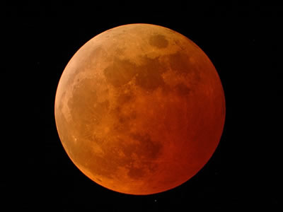 Los eclipses lunares son eventos especiales que slo ocurren cuando se dan condiciones especiales. Primero, la luna debe estar en su <a href="/the_universe/uts/moon3.html&lang=sp">fase llena</a>. Segundo, el <a href="/sun/sun.html&lang=sp">Sol</a>, <a href="/earth/earth.html&lang=sp">la Tierra</a> y <a href="/earth/moons_and_rings.html&lang=sp">la Luna</a> deben estar perfectamente alineados. Si ambas condiciones se dan, entonces la sombra de la Tierra  puede bloquear la luz del Sol.  El brillo rojizo de la Luna se debe a la luz dispersada en los bordes de la Tierra que llega a la Luna y es reflejada de vuelta a nosotros.<p><small><em></em></small></p>