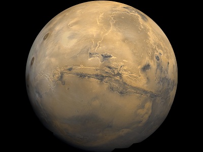 La roja <a href="/mars/interior/Martian_global_geology.html&edu=elem&lang=sp&dev=1">superficie global</a> de Marte est marcada por interesantes caractersticas. El color rojo se debe a xido de hierro en el <a href="/mars/exploring/martian_soils.html&edu=elem&lang=sp&dev=1">suelo</a>.  Algunas de estas caractersticas son; <a href="/mars/interior/mars_volcanoes.html&edu=elem&lang=sp&dev=1">volcanes</a>, sistemas de caones, <a href="/mars/interior/Martian_running_water.html&edu=elem&lang=sp&dev=1">cauces de ros</a>, <a href="/mars/interior/Mars_cratered_terrain.html&edu=elem&lang=sp&dev=1">terreno con crteres</a>, y <a href="/mars/interior/Martian_dunefields.html&edu=elem&lang=sp&dev=1">campos de dunas</a>.  Esta imagen muestra un mosaico global de Marte compuesto por 102 imgenes del orbitador Viking 1, tomadas en Febrero 1980.<p><small><em>Imagen cortesa de NASA.</em></small></p>