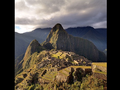 <a href="/mythology/inti_sun.html&edu=high&lang=sp&dev=1">Inti</a> era considerado el dios Sol y el ancestro de los incas. El pueblo inca vivi en Sur Amrica, en el antiguo Per. En los restos de la cuidad de Machu Picchu, es posible ver un reloj de sol que describe el curso del Sol personificado por Inti. Inti y su esposa <a href="/mythology/pachamama_earth.html&edu=high&lang=sp&dev=1">Pachamama</a>, la diosa de la Tierra, era considerados divinidades benevolentes. 
<p><small><em>Imagen cortesa de Martin St-Amant (Wikipedia). Creative Commons Attribution 3.0 Unported License.</em></small></p>